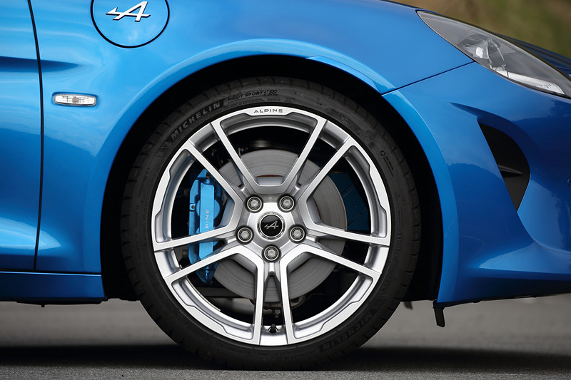 ピュアグレードではシルバーのFUCHS製18インチ鍛造アロイホイール（タイヤはミシュラン「パイロット スポーツ4」）を装備。ピュア/リネージともに装備するブレンボ製キャリパーはフロントが4ピストン、リアがシングルピストン（電動パーキングブレーキ内蔵）となり、ピュアグレードのカラーはブルー アルピーヌになる