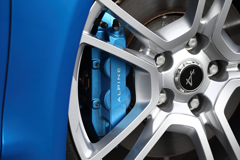 ピュアグレードではシルバーのFUCHS製18インチ鍛造アロイホイール（タイヤはミシュラン「パイロット スポーツ4」）を装備。ピュア/リネージともに装備するブレンボ製キャリパーはフロントが4ピストン、リアがシングルピストン（電動パーキングブレーキ内蔵）となり、ピュアグレードのカラーはブルー アルピーヌになる