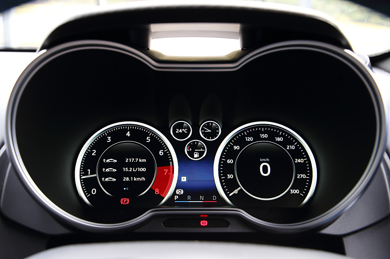 マットカーボン/アルミ/レザーを組み合わせるピュアグレードのインテリア。1脚あたり13.1kgという軽量を誇るSabelt製モノコックバケットシートをはじめ、レザーステアリング/ブルーステアリングセンタートリム、FOCAL製軽量4スピーカーなどを標準装備