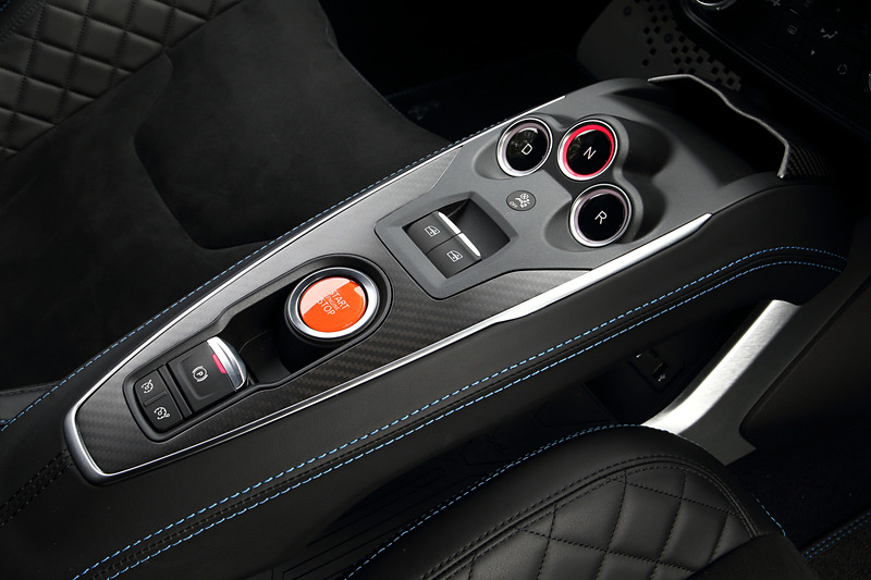 マットカーボン/アルミ/レザーを組み合わせるピュアグレードのインテリア。1脚あたり13.1kgという軽量を誇るSabelt製モノコックバケットシートをはじめ、レザーステアリング/ブルーステアリングセンタートリム、FOCAL製軽量4スピーカーなどを標準装備