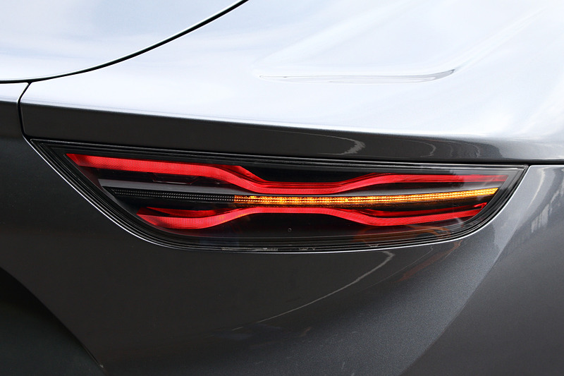 こちらは上級グレードとなるグリ トネール Mカラーの「リネージ」（829万円）。ブラックの18インチアロイホイールが備わるとともに、キャリパーカラーには控えめなブラックを採用。ピュア、リネージともにヘッドライト＆テールランプにはLEDを組み合わせる