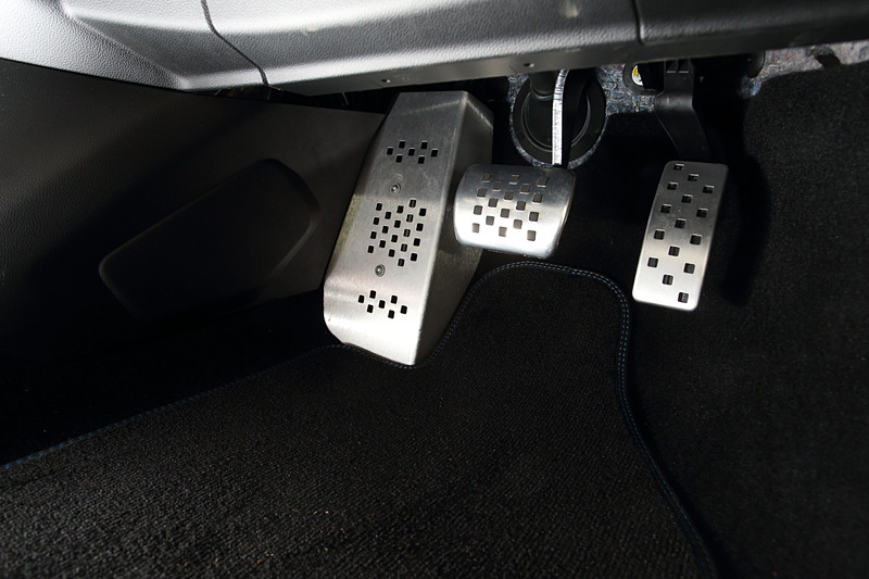 ブリリアントカーボン/アルミ/レザーを組み合わせるリネージグレードのインテリア。ブラウンレザーのSabelt製スポーツシート（シートリフター・リクライニング、シートヒーター付き）のほか、レザーステアリング/ブラックステアリングセンタートリム、FOCAL製軽量4スピーカー＋サブウーファーなどが専用装備になる