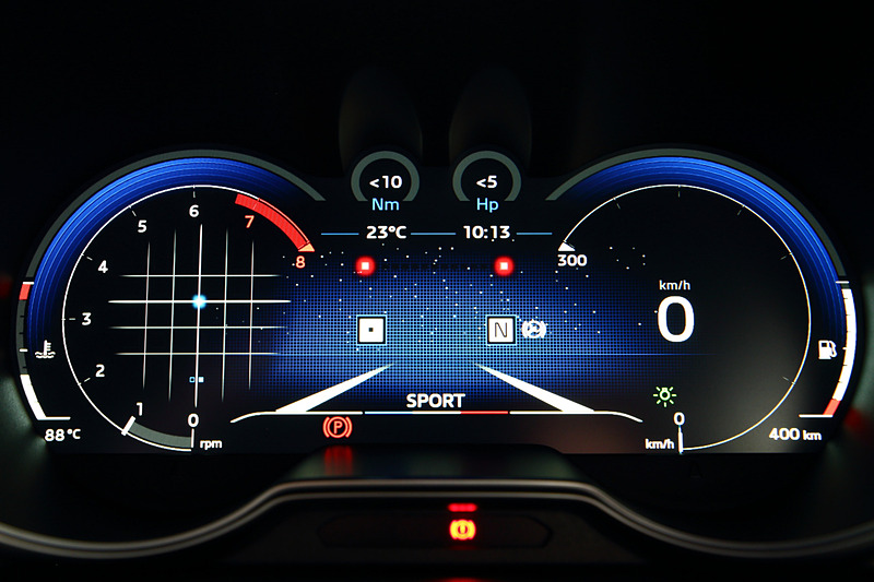 ステアリングの「SPORTボタン」を押すと、フルカラーTFTメーターの表示が「ノーマル」「スポーツ」「トラック」の3種類に切り替わる。バックカメラの表示もここで行なわれる