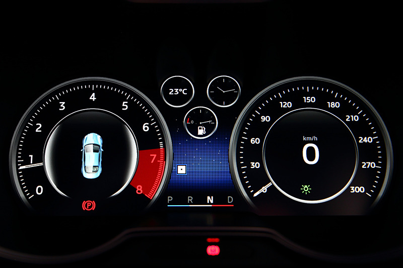 ステアリングの「SPORTボタン」を押すと、フルカラーTFTメーターの表示が「ノーマル」「スポーツ」「トラック」の3種類に切り替わる。バックカメラの表示もここで行なわれる