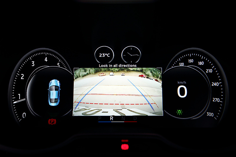 ステアリングの「SPORTボタン」を押すと、フルカラーTFTメーターの表示が「ノーマル」「スポーツ」「トラック」の3種類に切り替わる。バックカメラの表示もここで行なわれる