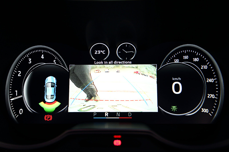 ステアリングの「SPORTボタン」を押すと、フルカラーTFTメーターの表示が「ノーマル」「スポーツ」「トラック」の3種類に切り替わる。バックカメラの表示もここで行なわれる