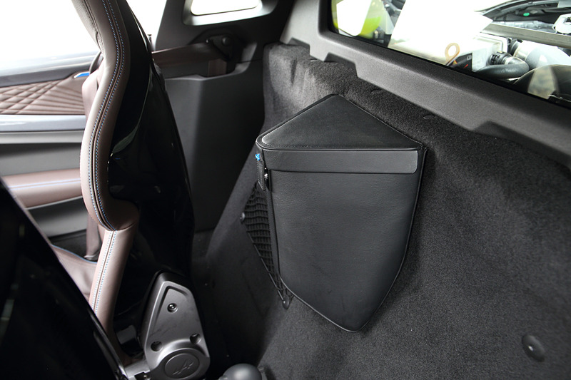 左右シート間の後方バルクヘッドに用意される小物入れ