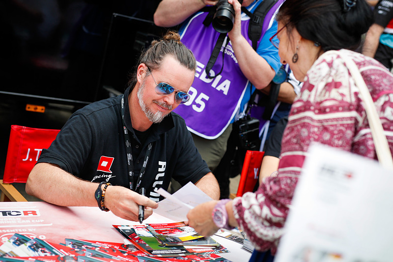 WTCRドライバーサイン会（イメージ）