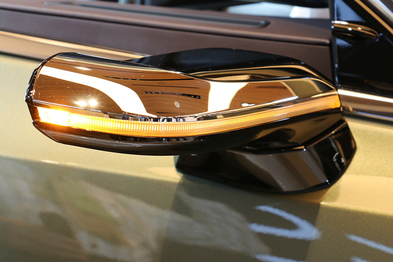 10月24日に発売されたレクサスの新型「ES」に、量産車として世界初採用された「デジタルアウターミラー」