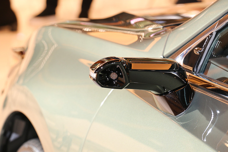 雨粒などが直接当たりにくく、走行中の風の巻き込みなども計算した形状となっている