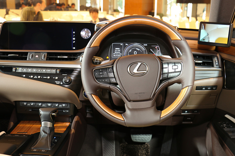 5インチディスプレイは車内両サイドのAピラー付け根部分に配置。視線移動が減って運転中の疲労を抑制できるほか、ドアウィンドウが不明瞭な状態でも車両後側方を確認できる