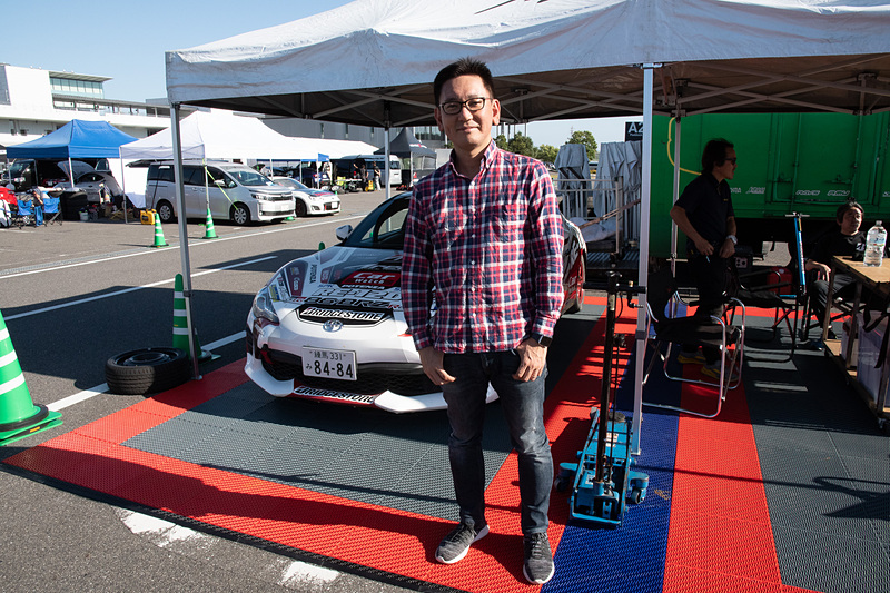 86/BRZレースのパドックエリアで会った橋本洋平選手。最終戦鈴鹿も東京から愛車で自走して参戦。セッティングが煮詰まらないといっていた。現在ポイントランキング4位だが、勝つなどすればシリーズ3位に