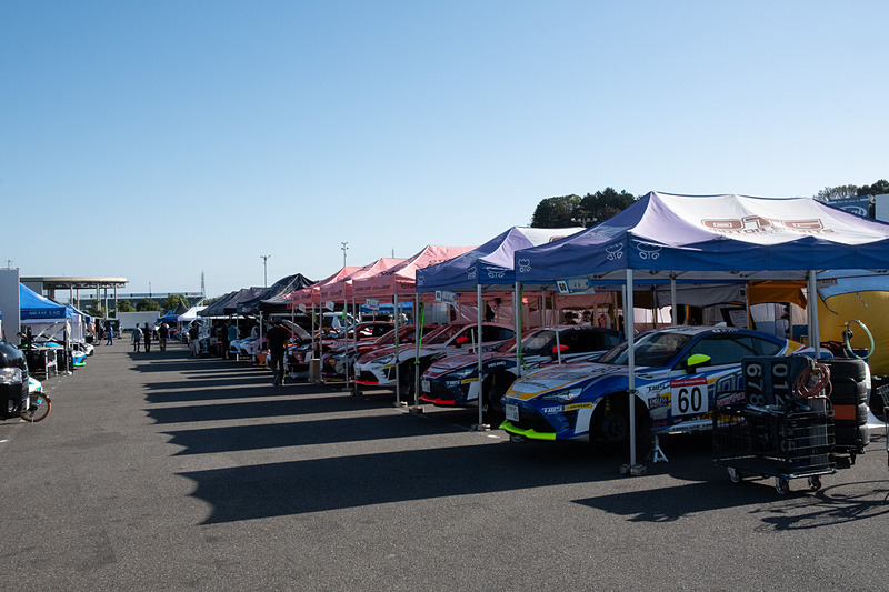こちらは86/BRZレースのパドックエリア。土曜日の決勝レースへ向けて準備が進む