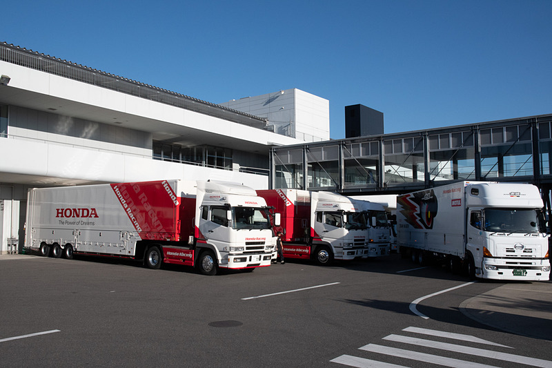 スーパーフォーミュラ最終戦に向けて搬入の進む鈴鹿サーキット。秋らしい青空となっていた