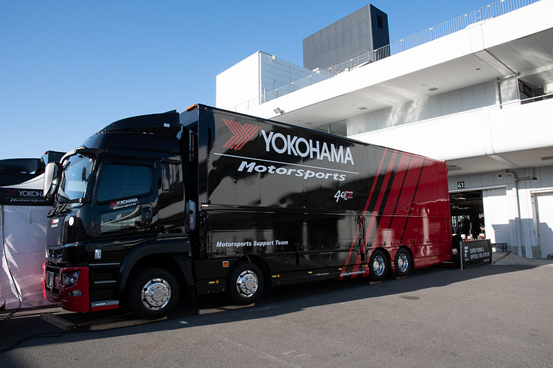 こちらはスーパーフォーミュラ、WTCRにワンメイクタイヤ供給を行なう横浜ゴム