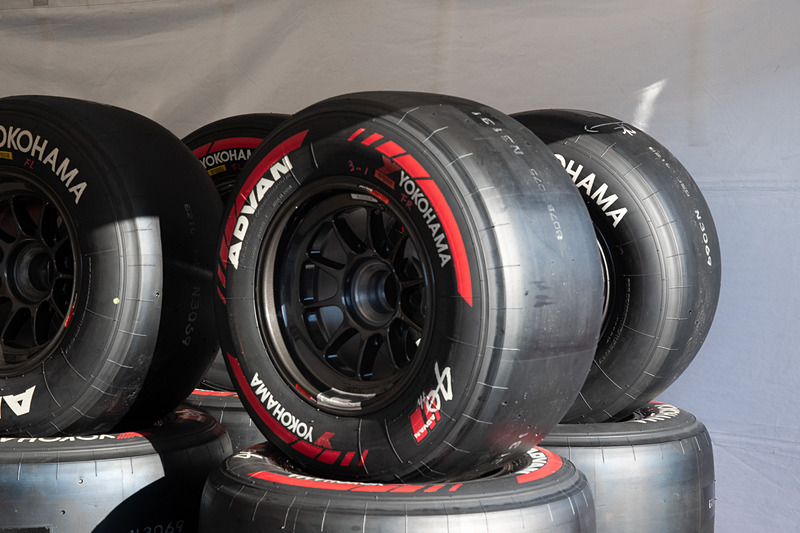 スーパーフォーミュラの向けのタイヤは、スペックが分かりやすいように色分けされている