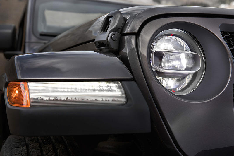 ボディの要所に無骨なデザインのラッチやヒンジを使い、長い歴史と独自の世界観をアピール