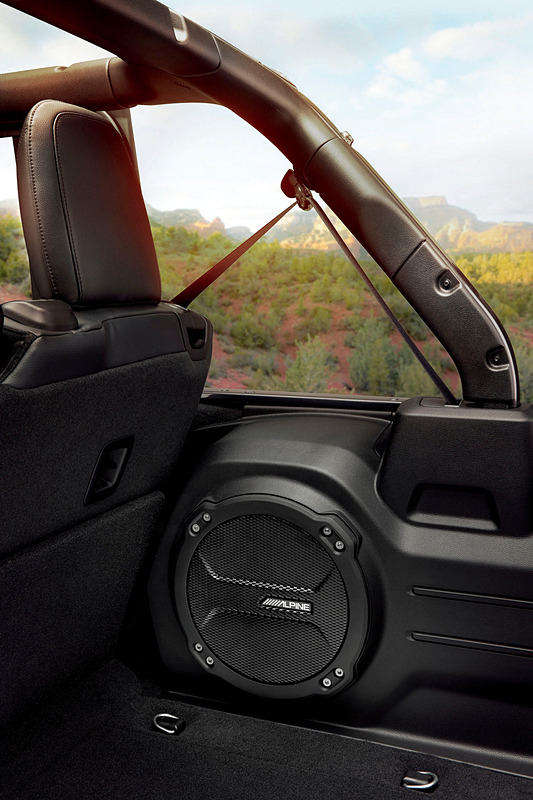 リアシート後方に、ルーフを開けた状態での使用まで想定する耐候型サブウーファーを装着