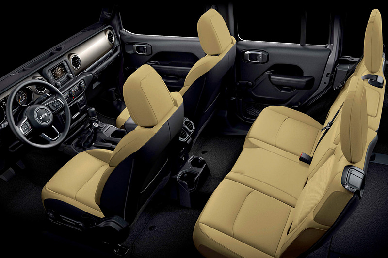 インテリアカラーはブラックとブラック/ヘリテージタンの2種類。シート表皮はSportとUnlimited Sportが布製、Unlimited Sahara Launch Editionがレザーとなる