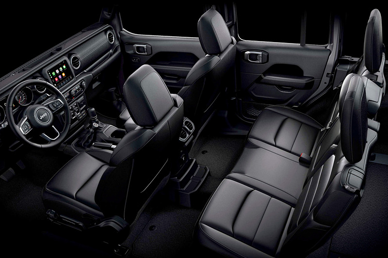 インテリアカラーはブラックとブラック/ヘリテージタンの2種類。シート表皮はSportとUnlimited Sportが布製、Unlimited Sahara Launch Editionがレザーとなる