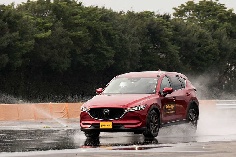 プレミアムコンタクト6のウェット路面におけるフルブレーキングとドライ路面におけるダブルレーンチェンジ