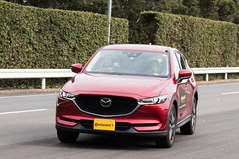 プレミアムコンタクト6を装着するCX-5