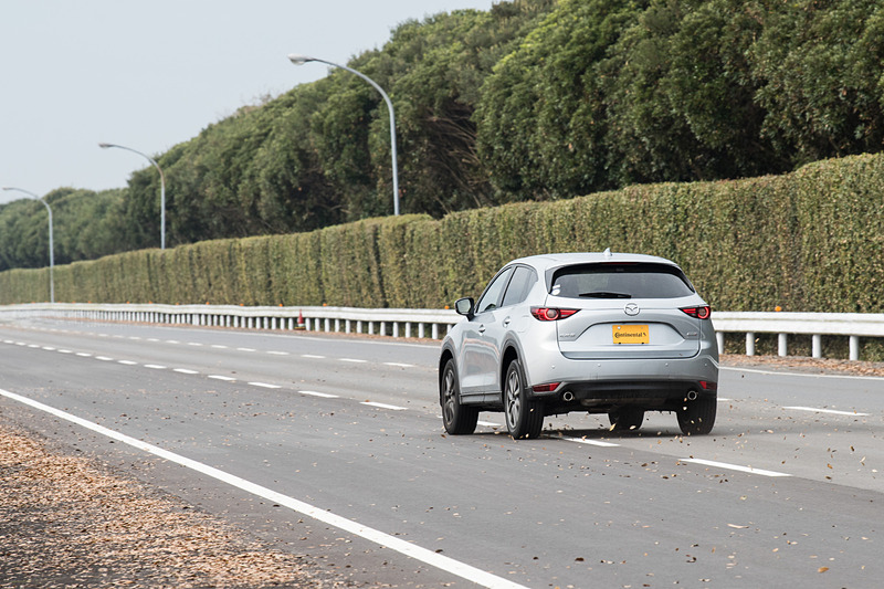 純正タイヤを装着するCX-5