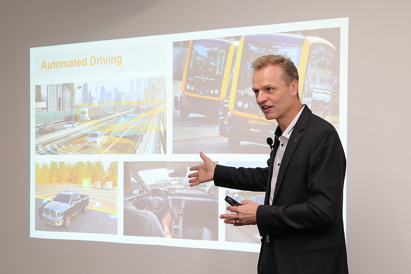 自動運転への取り組みを示すスライド