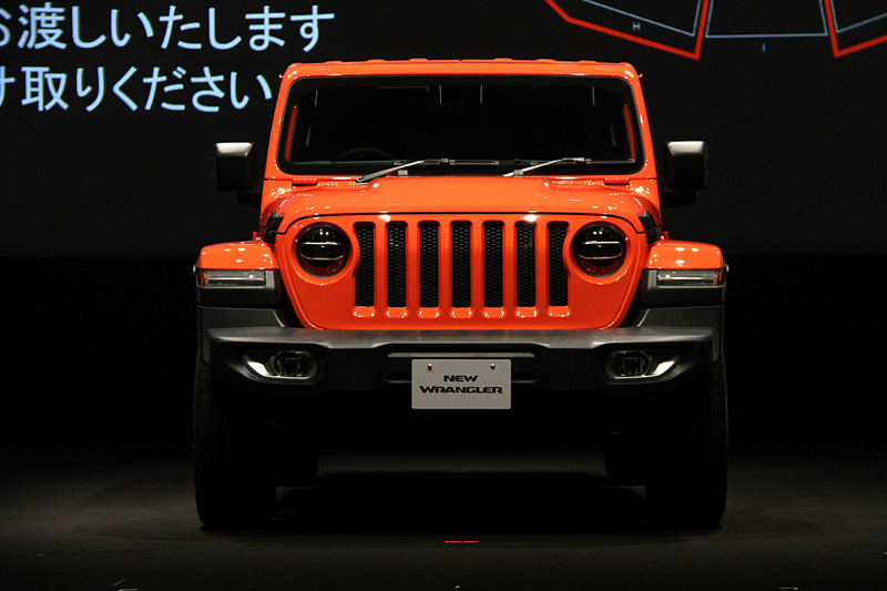 新型ラングラーのエクステリアでは、フロントのウインドシールドの傾斜角を5.8度寝かせるとともに、アコースティックウインドシールドを採用することで空気抵抗や走行ノイズを大幅に低減。また、ドアパネルやフェンダー、ウインドシールドフレームにアルミニウムを、スイングゲートの骨格部分や内側パネルにマグネシウムを用いることで、車両重量の大幅な軽量化を実現している