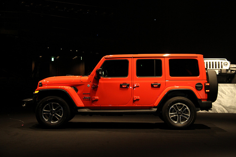 新型ラングラーのエクステリアでは、フロントのウインドシールドの傾斜角を5.8度寝かせるとともに、アコースティックウインドシールドを採用することで空気抵抗や走行ノイズを大幅に低減。また、ドアパネルやフェンダー、ウインドシールドフレームにアルミニウムを、スイングゲートの骨格部分や内側パネルにマグネシウムを用いることで、車両重量の大幅な軽量化を実現している