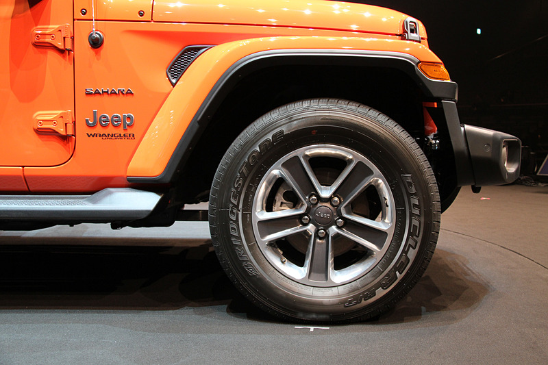 新型ラングラーのエクステリアでは、フロントのウインドシールドの傾斜角を5.8度寝かせるとともに、アコースティックウインドシールドを採用することで空気抵抗や走行ノイズを大幅に低減。また、ドアパネルやフェンダー、ウインドシールドフレームにアルミニウムを、スイングゲートの骨格部分や内側パネルにマグネシウムを用いることで、車両重量の大幅な軽量化を実現している