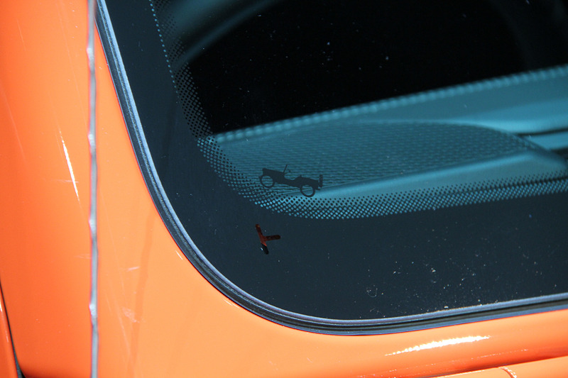 新型ラングラーのエクステリアでは、フロントのウインドシールドの傾斜角を5.8度寝かせるとともに、アコースティックウインドシールドを採用することで空気抵抗や走行ノイズを大幅に低減。また、ドアパネルやフェンダー、ウインドシールドフレームにアルミニウムを、スイングゲートの骨格部分や内側パネルにマグネシウムを用いることで、車両重量の大幅な軽量化を実現している