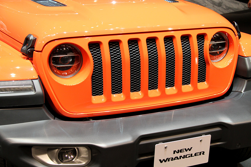 新型ラングラーのエクステリアでは、フロントのウインドシールドの傾斜角を5.8度寝かせるとともに、アコースティックウインドシールドを採用することで空気抵抗や走行ノイズを大幅に低減。また、ドアパネルやフェンダー、ウインドシールドフレームにアルミニウムを、スイングゲートの骨格部分や内側パネルにマグネシウムを用いることで、車両重量の大幅な軽量化を実現している