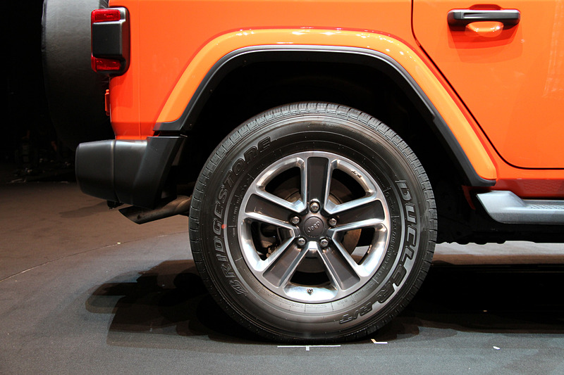 新型ラングラーのエクステリアでは、フロントのウインドシールドの傾斜角を5.8度寝かせるとともに、アコースティックウインドシールドを採用することで空気抵抗や走行ノイズを大幅に低減。また、ドアパネルやフェンダー、ウインドシールドフレームにアルミニウムを、スイングゲートの骨格部分や内側パネルにマグネシウムを用いることで、車両重量の大幅な軽量化を実現している