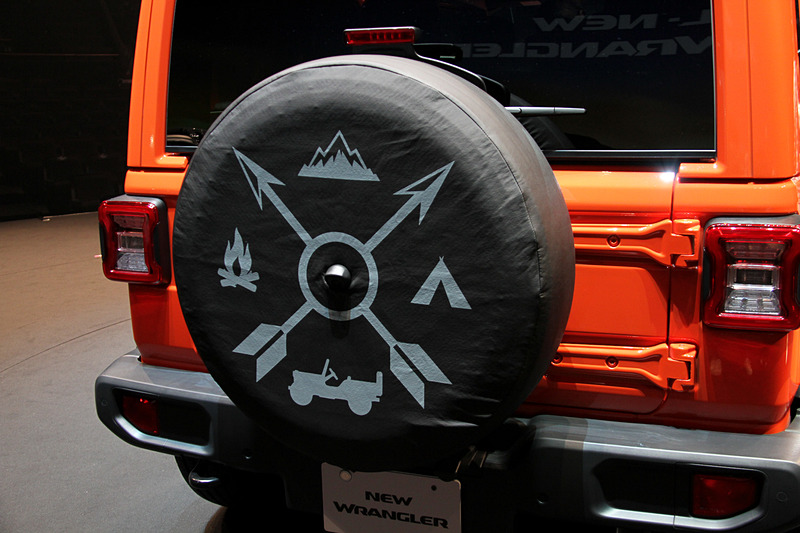 新型ラングラーのエクステリアでは、フロントのウインドシールドの傾斜角を5.8度寝かせるとともに、アコースティックウインドシールドを採用することで空気抵抗や走行ノイズを大幅に低減。また、ドアパネルやフェンダー、ウインドシールドフレームにアルミニウムを、スイングゲートの骨格部分や内側パネルにマグネシウムを用いることで、車両重量の大幅な軽量化を実現している