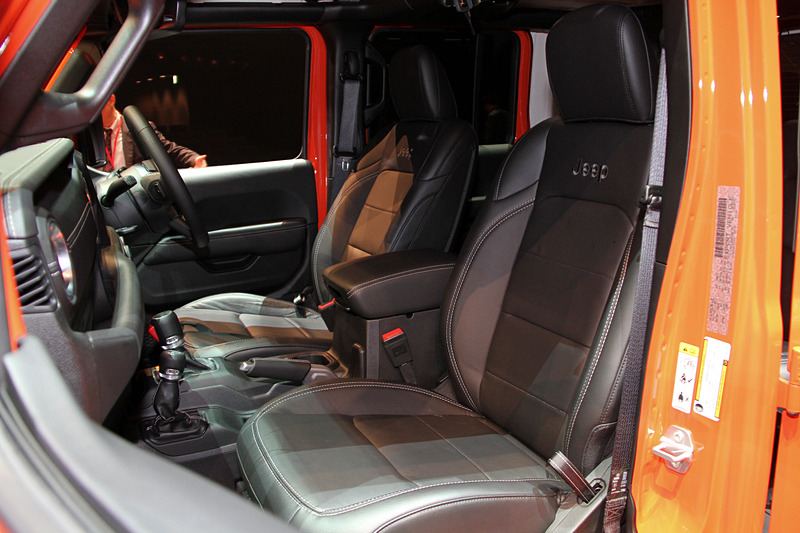 インテリアではかつての「CJシリーズ」を彷彿させる水平基調のダッシュボードを採用する一方で、Apple CarPlay、Android Autoに対応した最新世代の「Uconnect」を全車に搭載