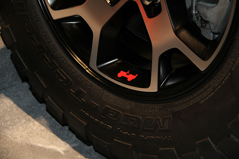 新型ラングラーのエクステリアでは、フロントのウインドシールドの傾斜角を5.8度寝かせるとともに、アコースティックウインドシールドを採用することで空気抵抗や走行ノイズを大幅に低減。また、ドアパネルやフェンダー、ウインドシールドフレームにアルミニウムを、スイングゲートの骨格部分や内側パネルにマグネシウムを用いることで、車両重量の大幅な軽量化を実現している