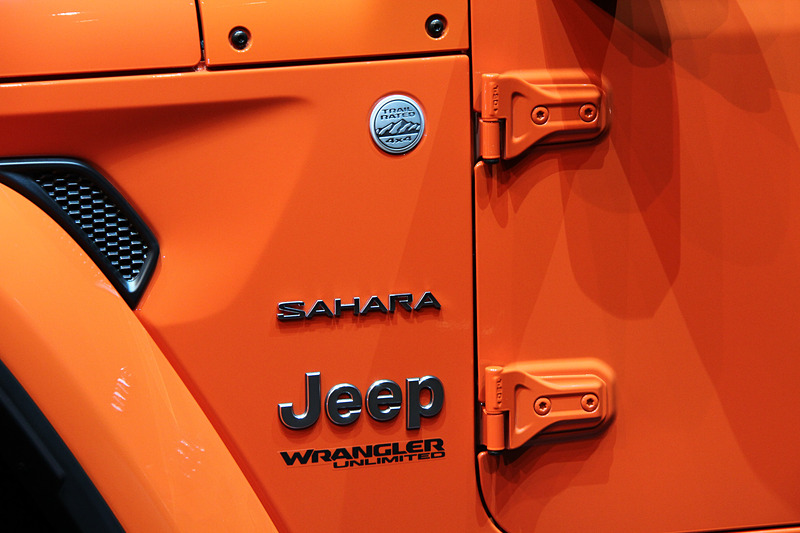 新型ラングラーのエクステリアでは、フロントのウインドシールドの傾斜角を5.8度寝かせるとともに、アコースティックウインドシールドを採用することで空気抵抗や走行ノイズを大幅に低減。また、ドアパネルやフェンダー、ウインドシールドフレームにアルミニウムを、スイングゲートの骨格部分や内側パネルにマグネシウムを用いることで、車両重量の大幅な軽量化を実現している