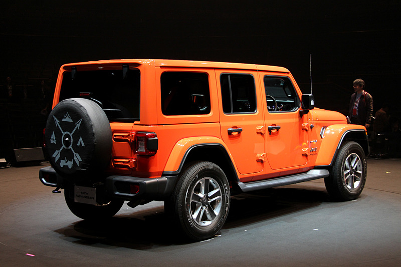 写真は5ドアの発売記念仕様車「Unlimited Sahara Launch Edition」で、ボディサイズは4870×1895×1840mm（全長×全幅×全高）、ホイールベースは3010mm