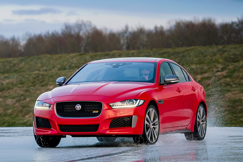 300 SPORTの走行イメージ