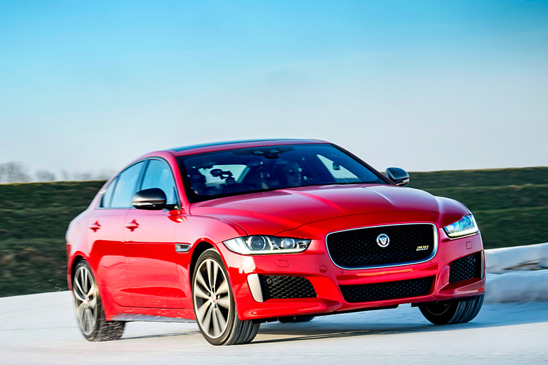 300 SPORTの走行イメージ