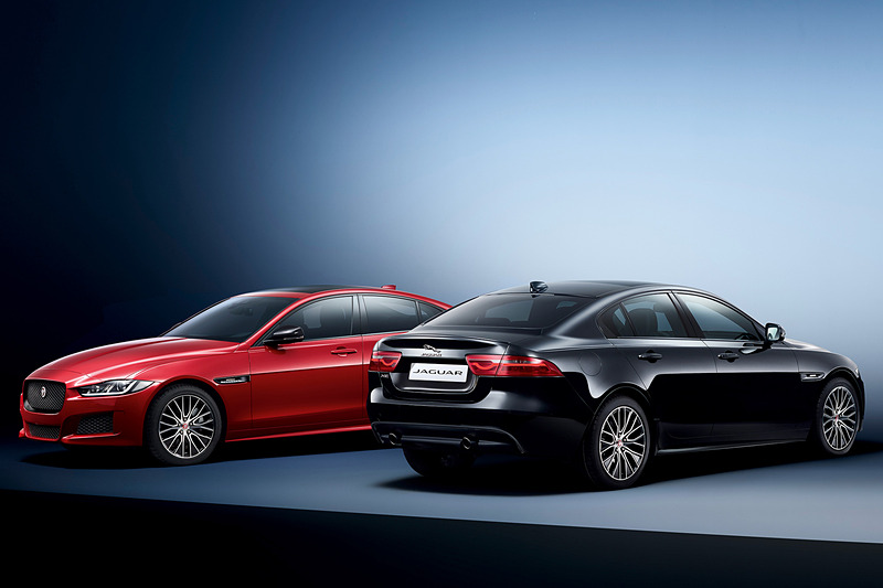 ボディ同色のリアスポイラーや“スタイル1049”18インチ 10スプリットスポークホイール、サイドベントに専用の「LANDMARK」バッヂを採用