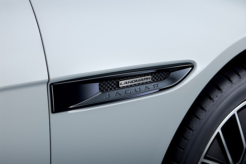 ボディ同色のリアスポイラーや“スタイル1049”18インチ 10スプリットスポークホイール、サイドベントに専用の「LANDMARK」バッヂを採用
