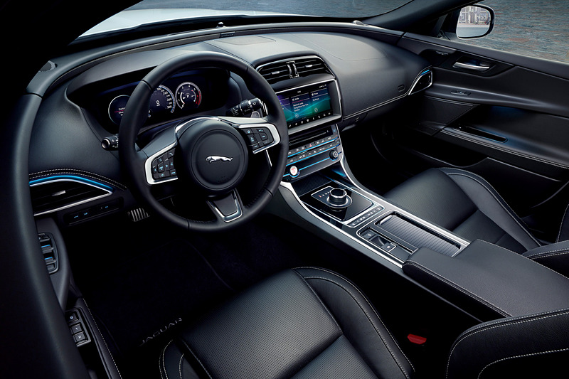 パーフォレイテッドグレインレザーシートやラックテックダッシュボード、「LANDMARK」バッヂを配する専用トレッドプレートなどで車内の質感を向上させている