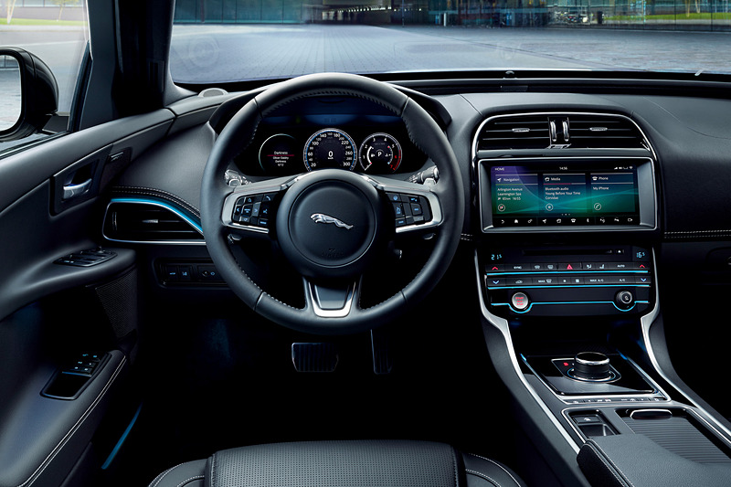 パーフォレイテッドグレインレザーシートやラックテックダッシュボード、「LANDMARK」バッヂを配する専用トレッドプレートなどで車内の質感を向上させている