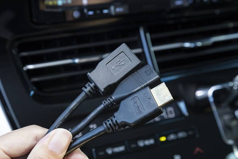 USB端子のほかにHDMI入力端子も装備