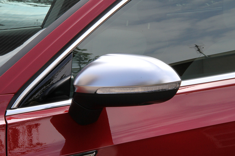 エクステリアではフロントバンパーやシルバーのドアミラー、シルバーの20インチアルミホイール（タイヤはピレリ「P ZERO」で、サイズは245/35 R20）、ボディサイドに備わる「ELEGANCE」バッヂが専用装備。なお、R-Lineではトランクスポイラーが備わるが、エレガンスでは非採用となる