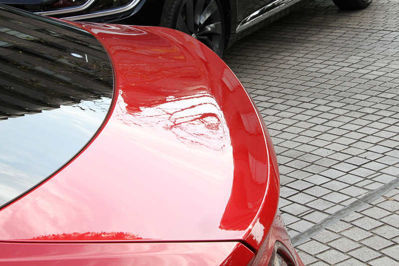 エクステリアではフロントバンパーやシルバーのドアミラー、シルバーの20インチアルミホイール（タイヤはピレリ「P ZERO」で、サイズは245/35 R20）、ボディサイドに備わる「ELEGANCE」バッヂが専用装備。なお、R-Lineではトランクスポイラーが備わるが、エレガンスでは非採用となる