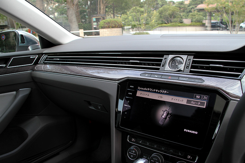 撮影車のインテリアカラーはミストラルグレーで、電動パノラマスライディングルーフとDynaudio（ディナウディオ）のプレミアムサウンドシステムをセットにした新オプション「ラグジュアリーパッケージ」を装備