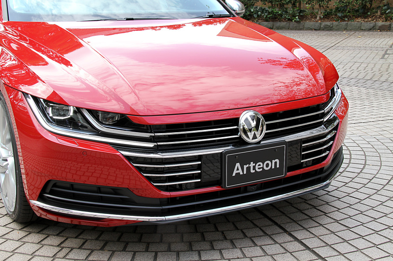 エレガンス（左）とR-Line（右）で異なるフロントバンパーが採用され、ヘッドライトとテールランプはLEDを採用。デイタイムランニングライトも備わる